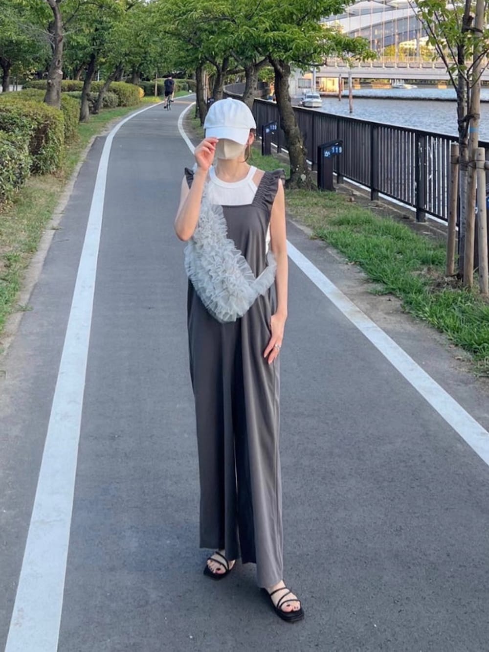 「しまむら、しまむらコーデ、サロペット、UNIQLO、キャップ、ジレ、レイヤードスタイル、チュール、お出かけコーデ、プチプラ、アツいコーデ全部見せ、楽チンコーデ、夏コーデ」｜「14+の無地キャップ ツイル（キャップ、ホワイト系）」を使った、minmin08_さん（レディース・158cm）の夏コーディネートの2枚目の写真