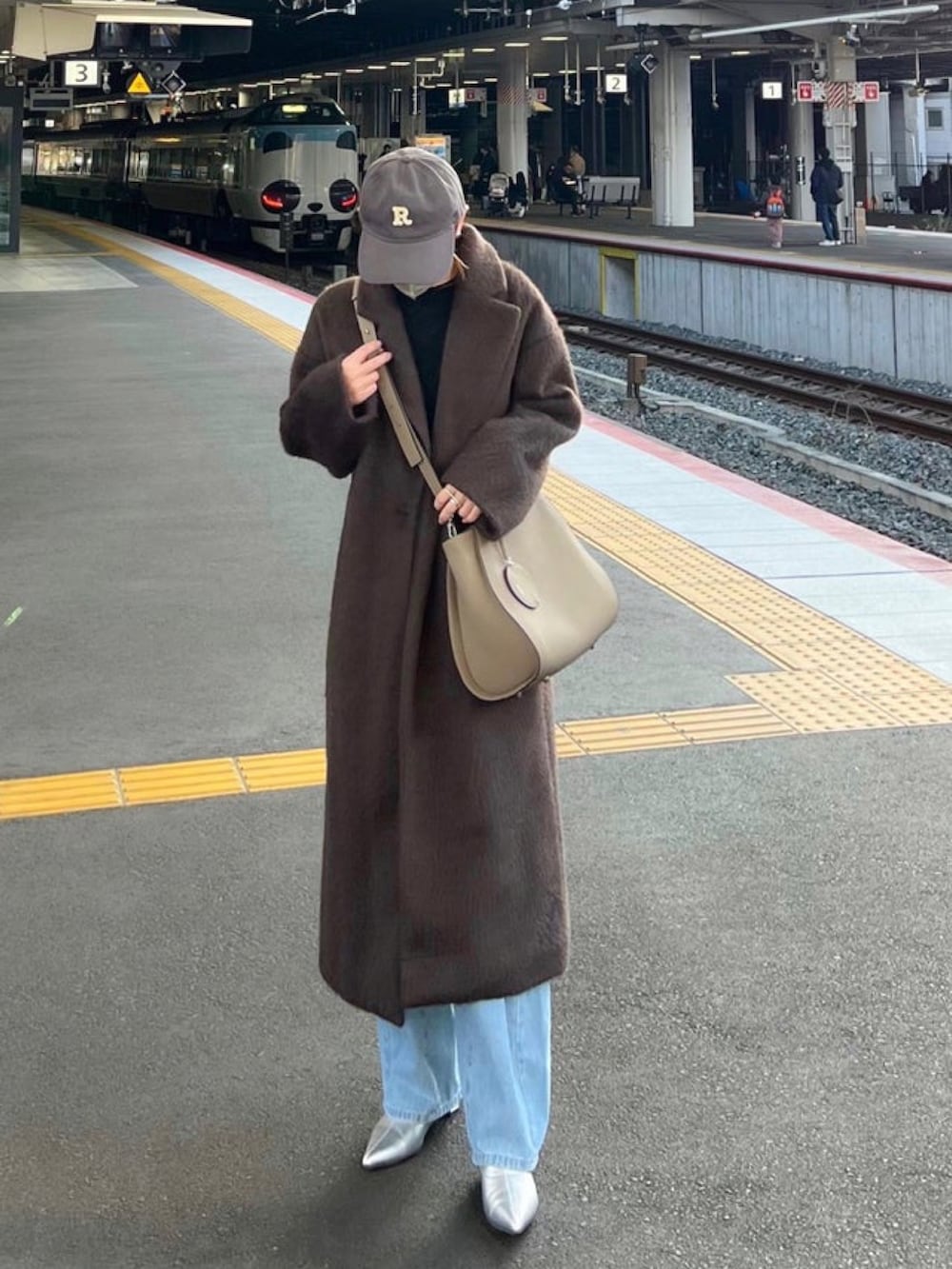 「しまむら、しまむらコーデ、ジーンズ、カーブパンツ、バレルレッグジーンズ、シルバー、ショルダーバッグ、今日のコーデ、シンプルスタイル、ラフコーデ、カジュアルスタイル、デニムパンツ、ニットコーデ、プチプラコーデ」｜「NOAHLの【NOAHL】ケーブルニット（ニット/セーター、ブラック系）」を使った、minmin08_さん（レディース・158cm）の冬コーディネートの5枚目の写真