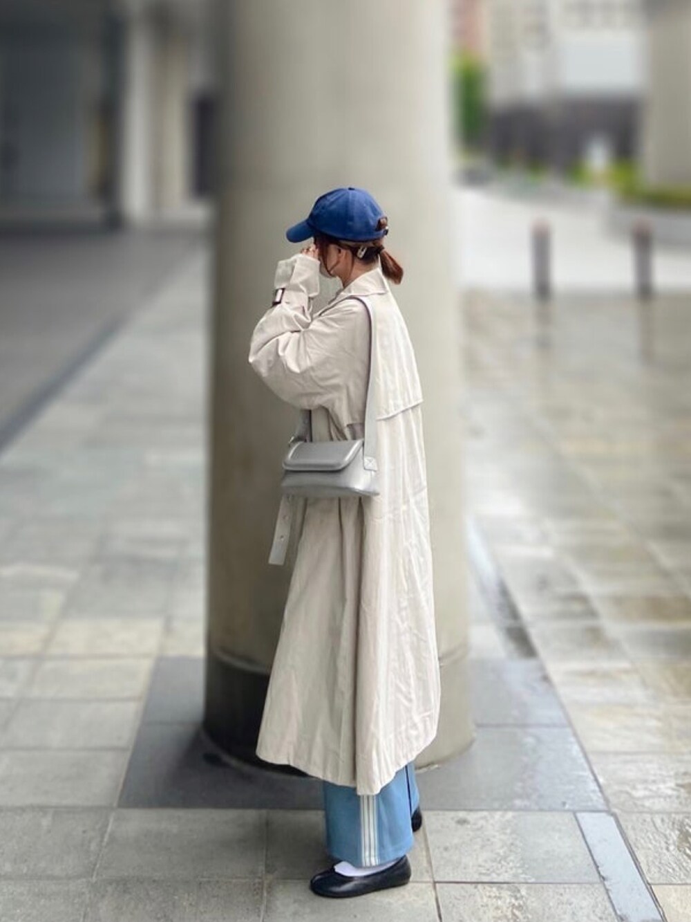 「しまむら、しまむらコーデ、ピンク、ブルー、カラーコーデ、タイトスカート、シアーシャツ、レイヤードスタイル、シルバー、足袋バレエ、トレンチコート、春アウター、春コーデ、春服みてみて」｜「NOAHLのアイテム（シャツ/ブラウス、ホワイト系）」を使った、minmin08_さん（レディース・158cm）の春コーディネートの2枚目の写真