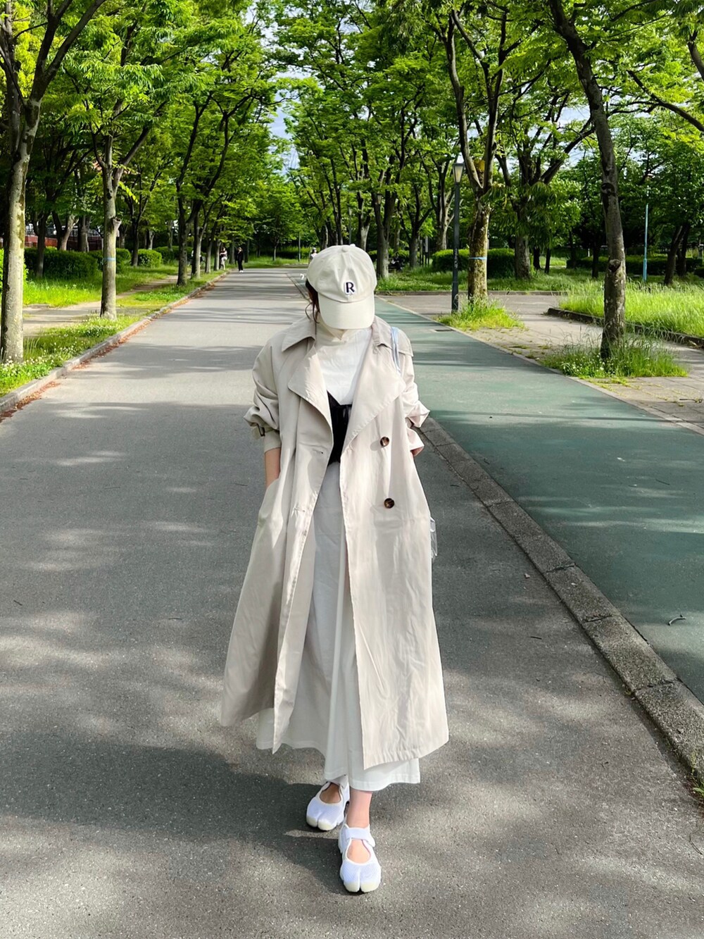 「しまむら、しまむらコーデ、レイヤードスタイル、ビスチェ、ワンピース、チュール、シルバー、トートバッグ、スニーカーコーデ、トレンチコート、春コーデ、夏コーデ、夏だ！Tシャツ着よう！、春アウター」｜「しまむらのアイテム（ベスト、ブラック系）」を使った、minmin08_さん（レディース・158cm）の春コーディネートの3枚目の写真