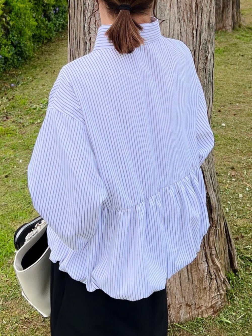 ブルー系のシャツ/ブラウス、ホワイト系のトートバッグ、ブラック系のバッグを着用したレディースの秋コーディネートの2枚目の写真