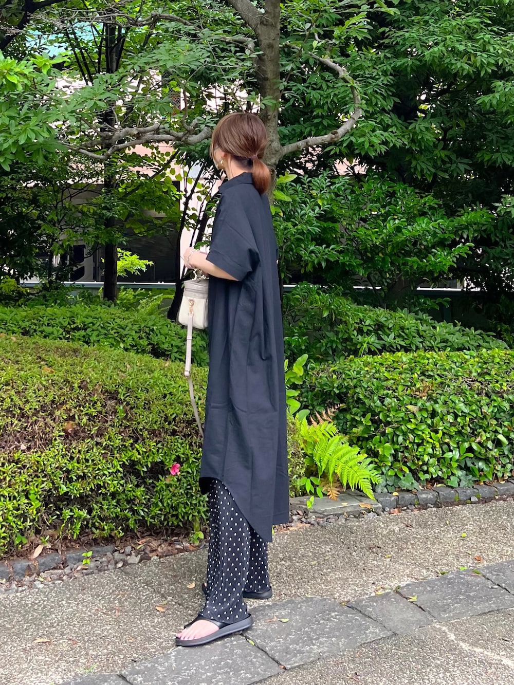 「しまむら、しまむらコーデ、スキッパー、シャツワンピ、ドット柄、プリーツパンツ、バニティバッグ、トングサンダル、レイヤードスタイル、シンプルコーデ、ビッグシルエット、ミニバッグ、プチプラ、このスタイルがお気に入り、夏コーデ」｜「and it_の選べる2TYPE!スキッパー＆ベーシックロングシャツワンピース（シャツワンピース、ブラック系）」を使った、minmin08_さん（レディース・158cm）の夏コーディネートの2枚目の写真