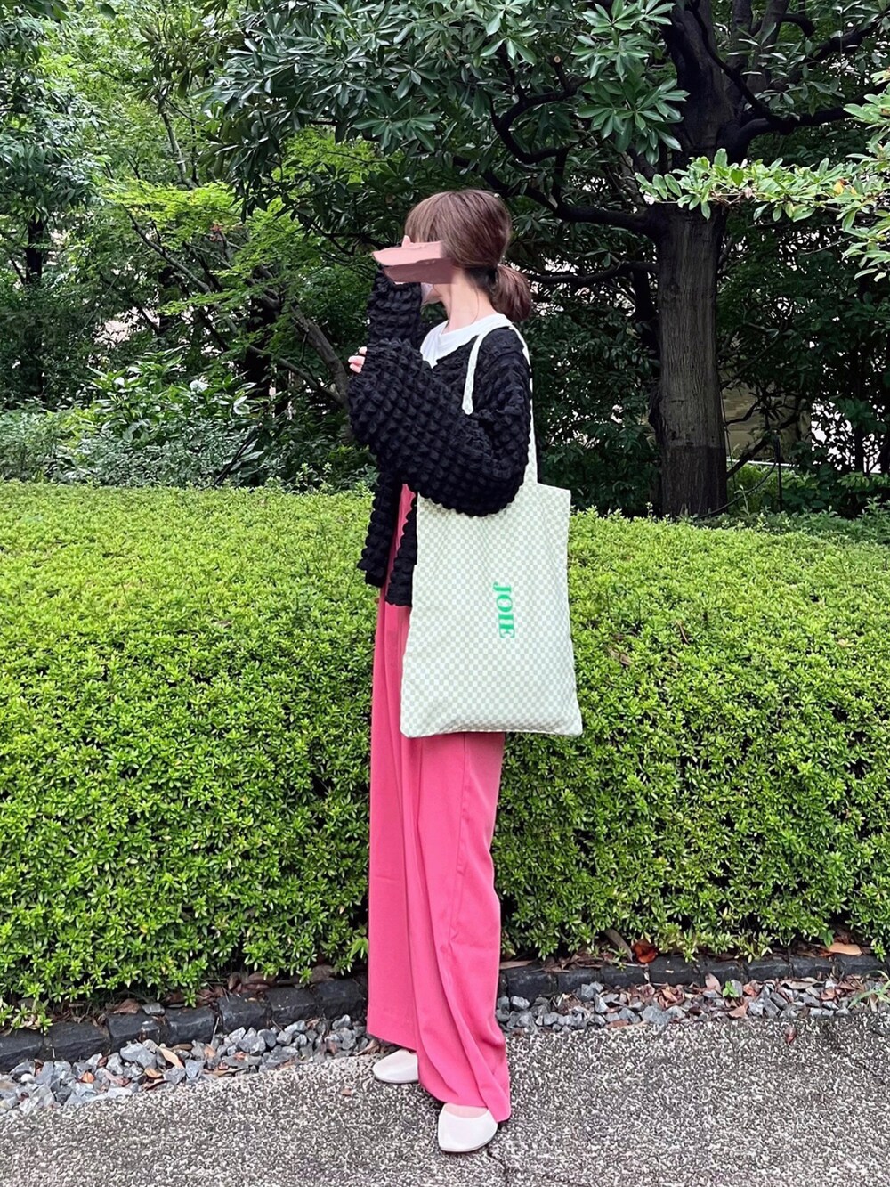 「しまむら、しまむらコーデ、ポコポコ、サロペット、ピンク、ピンクコーデ、カラーパンツ、カラーコーデ、グリーンコーデ、トートバッグ、秋コーデ、秋服準備はじめました、秋服、秋カラー、プチプラコーデ」｜「しまむらのアイテム（カーディガン/ボレロ、ブラック系）」を使った、minmin08_さん（レディース・158cm）の秋コーディネートの2枚目の写真