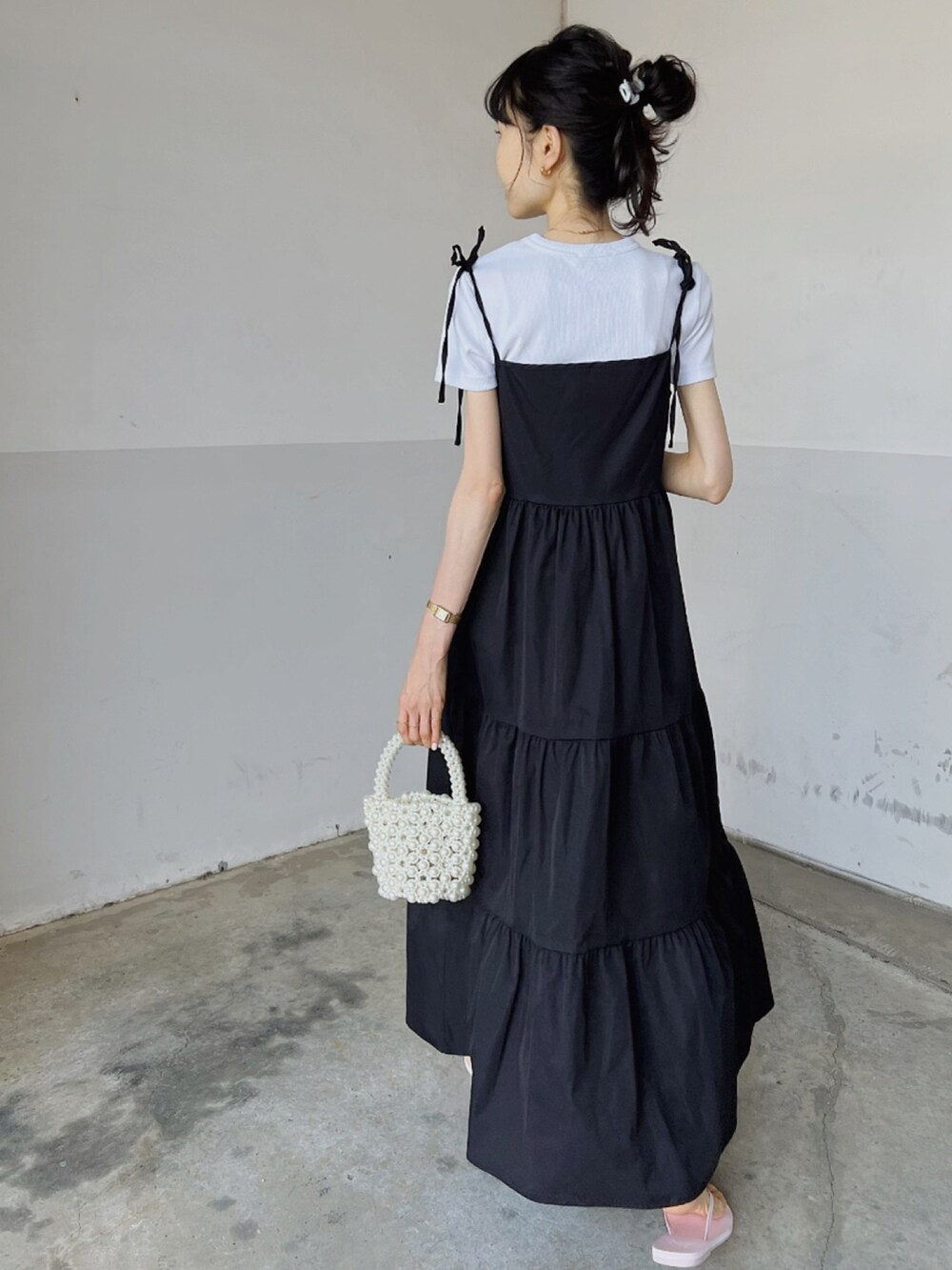 ブラック系のワンピース、ホワイト系のTシャツ/カットソー、ホワイト系のハンドバッグを着用したレディースの秋コーディネートの2枚目の写真