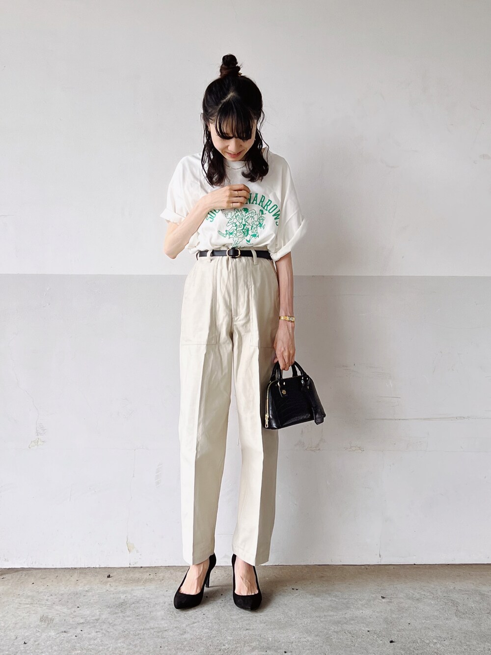 ホワイト系のTシャツ/カットソー、ホワイト系のその他パンツ、ブラック系のパンプスを着用したレディースの夏コーディネートの2枚目の写真