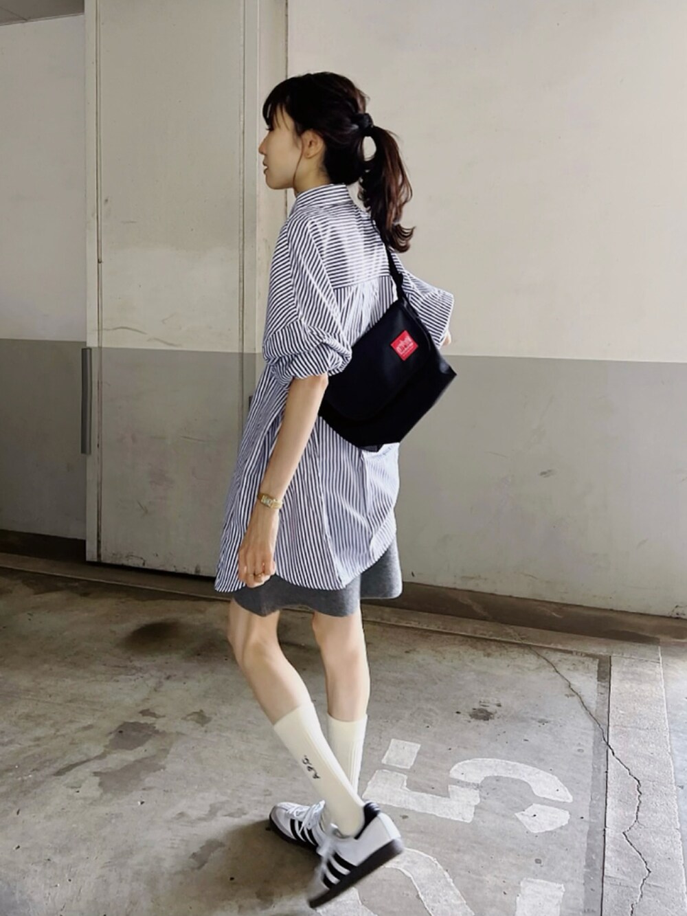 「春のおしゃ見えテクニック、春コーデ、春服みてみて、ショルダーバッグ、ニット、シャツスタイル、お出かけコーデ、シンプルコーデ、プチプラ、アウトドアスタイル、ストリート」｜「Manhattan PortageのManhattan Portage/マンハッタンポーテージ ショルダーバック Casual Messenger Bag MP1603（ショルダーバッグ、ブラック系）」を使った、mayumi+さん（レディース・158cm）の春コーディネートの2枚目の写真