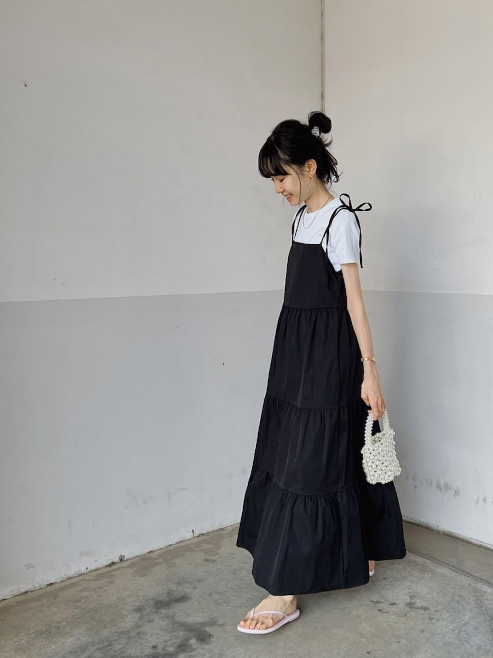 ブラック系のワンピース、ホワイト系のTシャツ/カットソー、ホワイト系のハンドバッグを着用したレディースの秋コーディネートの3枚目の写真