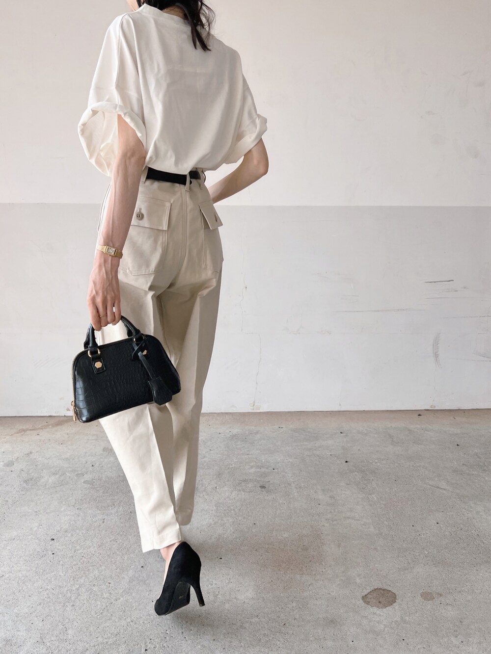 ホワイト系のTシャツ/カットソー、ホワイト系のその他パンツ、ブラック系のパンプスを着用したレディースの夏コーディネートの3枚目の写真