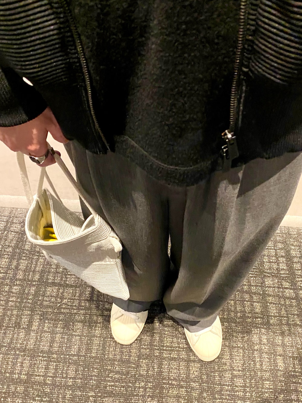 ブラック系のトップス、ブラック系のTシャツ/カットソー、グレー系のスラックスを着用したメンズの秋コーディネートの3枚目の写真