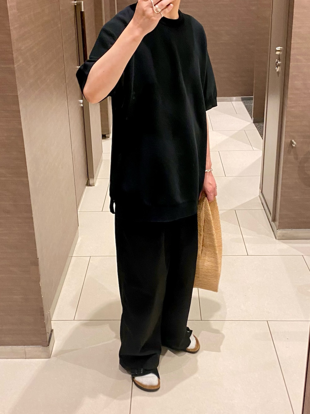 ブラック系のTシャツ/カットソー、ブラック系のパンツ、ブラック系のサンダルを着用したメンズの夏コーディネートの2枚目の写真