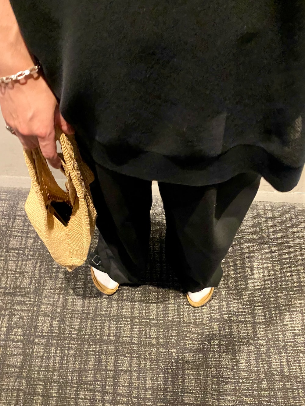 ブラック系のTシャツ/カットソー、ブラック系のパンツ、ブラック系のサンダルを着用したメンズの夏コーディネートの3枚目の写真