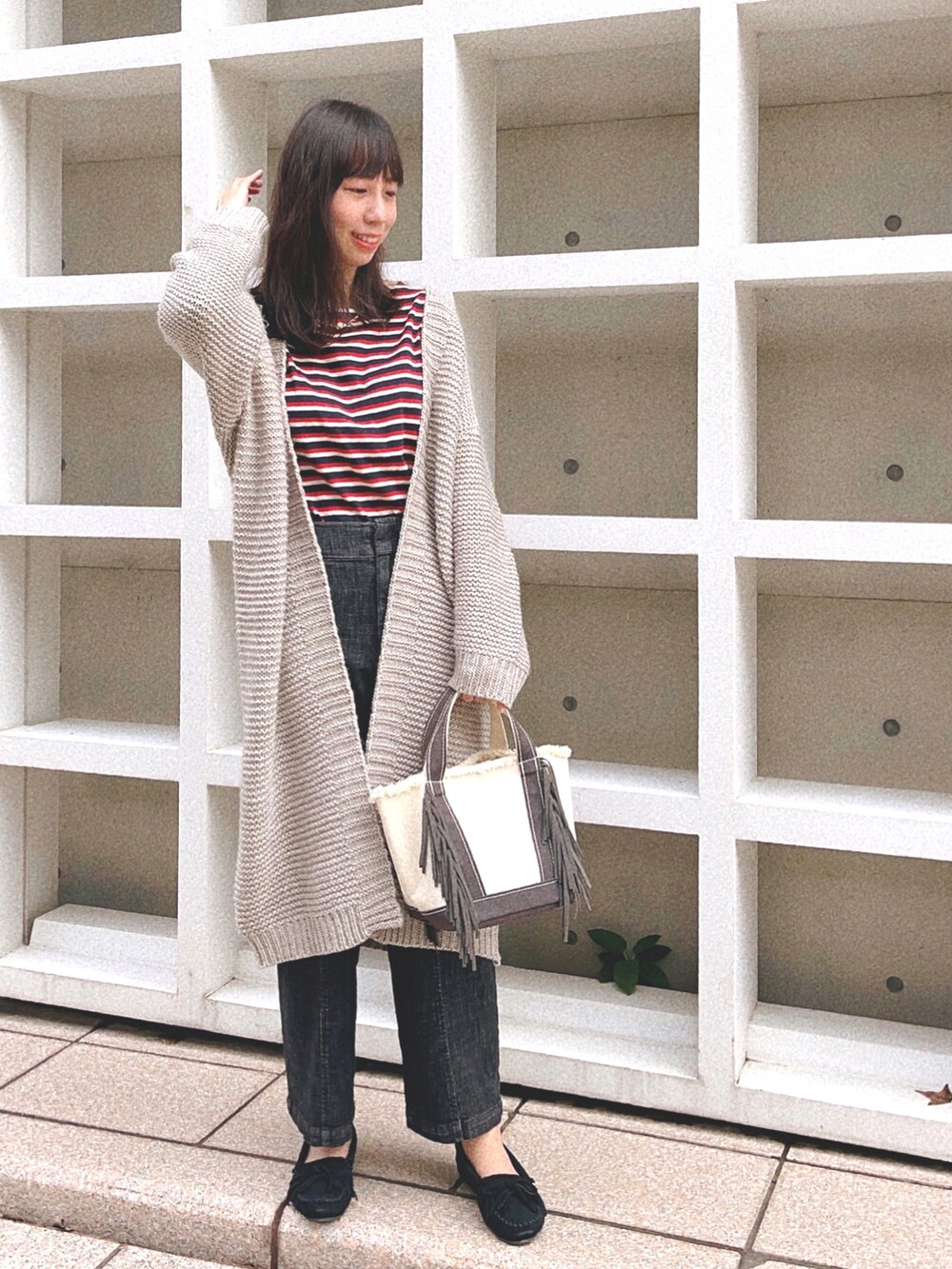 レッド系のトップス、ブラック系のその他パンツ、グレー系のジャケット/アウターを着用したレディースの冬コーディネートの2枚目の写真