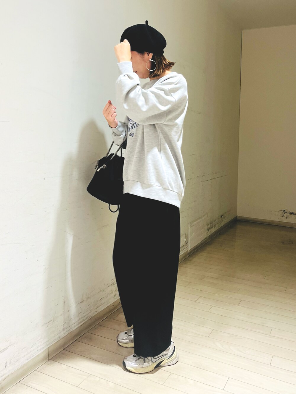 グレー系のTシャツ/カットソー、ブラック系のその他パンツ、ブラック系のハンドバッグを着用したレディースの秋コーディネートの2枚目の写真