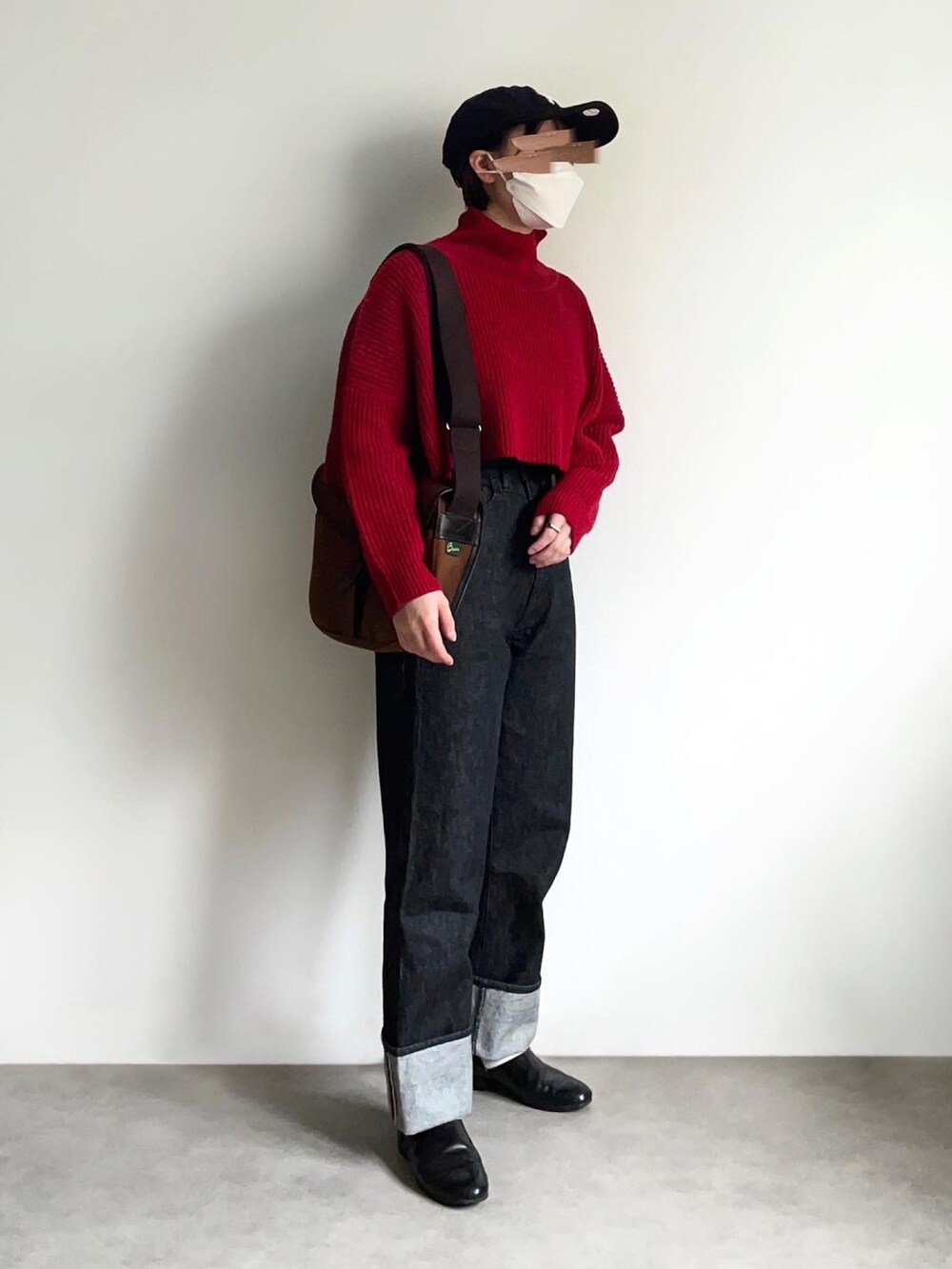 ブルー系のダッフルコート、ブラック系のデニムパンツ、ブラック系のローファーを着用したレディースの冬コーディネートの2枚目の写真