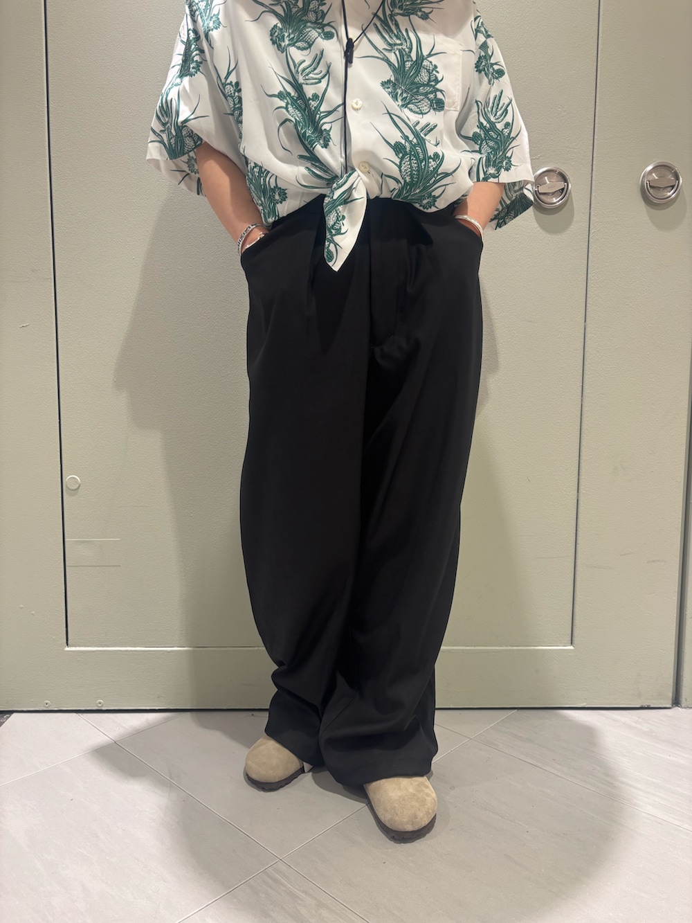 「柄シャツ、BEAVER、ワイドパンツ、ビルケンシュトック、サンダル、ボストン、開襟シャツ、ビルケンシュトック ボストン、BEAVER名古屋、柄シャツ×ワイドパンツ」｜「OddsのODDS/オッズ　MUGI PORKPIE HAT　ハット　カンカン帽（ハット、ブラック系）」を使った、小林さん（レディース・155cm）の春コーディネートの3枚目の写真