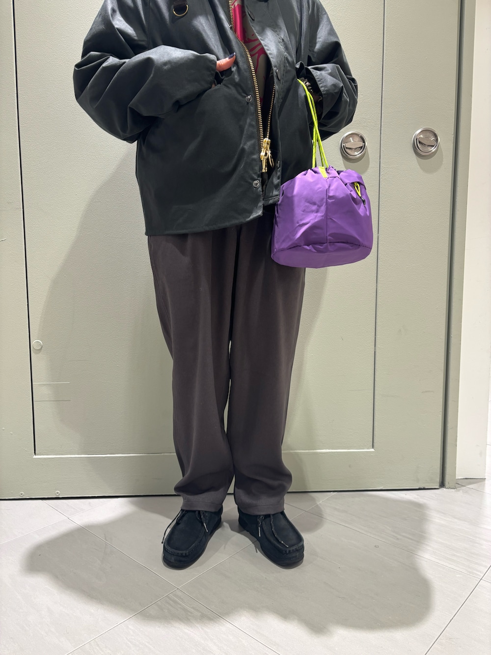 「BEAVER、バブアー、キレイめ、お出かけコーデ、グラミチ、冬服、着回しコーデ、グラミチ別注、BEAVER名古屋、バブアー女子」｜「GramicciのGRAMICCI×BEAVER/グラミチ×ビーバー　別注 WOOL LIKE SLACKS  ウールライクスラックス（スラックス、グレー系）」を使った、小林さん（レディース・155cm）の冬コーディネートの2枚目の写真