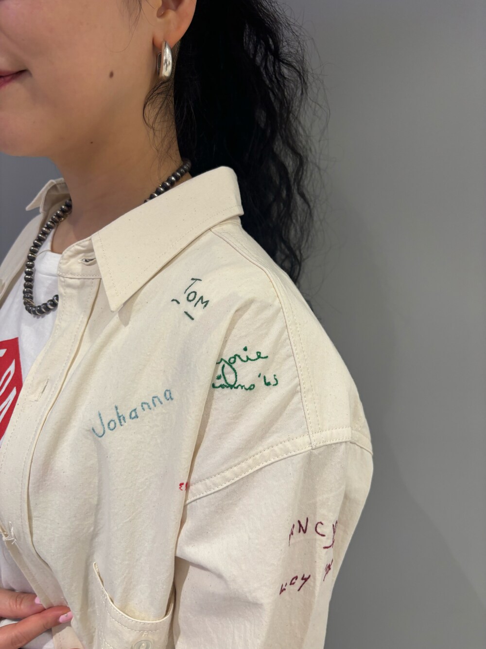 グリーン系のカーゴパンツ、ホワイト系のシャツ/ブラウスを着用したレディースの夏コーディネートの3枚目の写真