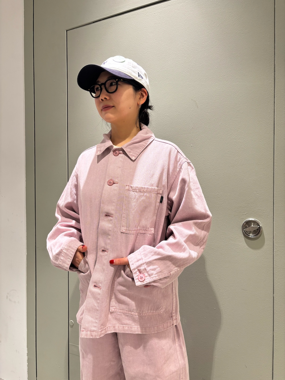 「ジャケット、セットアップ、BEAVER、春色、ジャケットスタイル、スニーカー女子、ゆるコーデ、カラーコーデ、ホカオネオネ、春めき満開コーデ」｜「NEW ERAのNEW ERA × MANASTASH/ ニューエラ×マナスタッシュ  9TWENTY MINI LOGO CAP /ミニロゴキャップ（キャップ、ブルー系）」を使った、小林さん（レディース・155cm）の春コーディネートの2枚目の写真