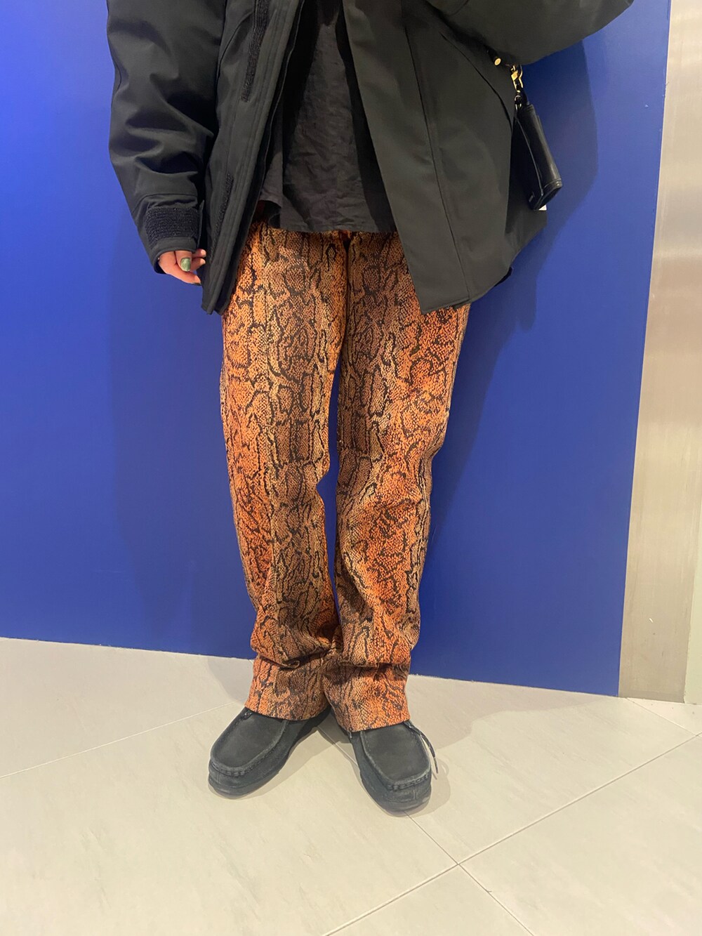 「BEAVER、大人カジュアル、お出かけコーデ、冬、トラックパンツ、カジュアルコーデ、メガネ女子、着回しコーデ、デナリジャケット、BEAVER名古屋」｜「BEAVERのWILD THINGS × BEAVER 別注CLASSIC DENALI JACKET（ジャケット/アウター、ブラック系）」を使った、小林さん（レディース・155cm）の冬コーディネートの3枚目の写真