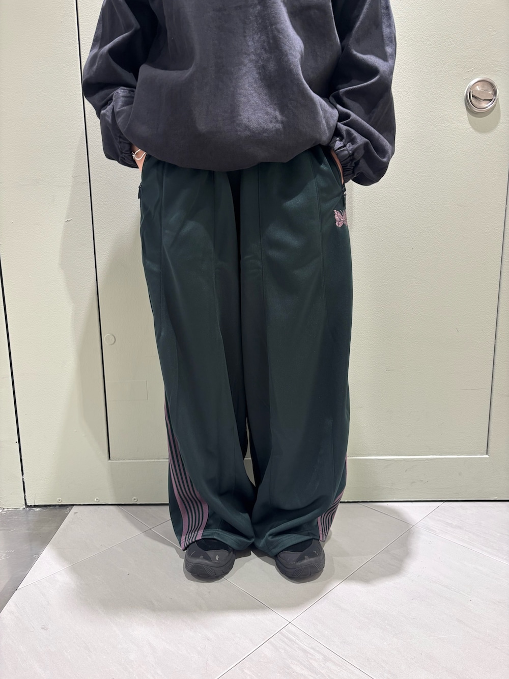 ブラック系のTシャツ/カットソーを着用したレディースの秋コーディネートの3枚目の写真