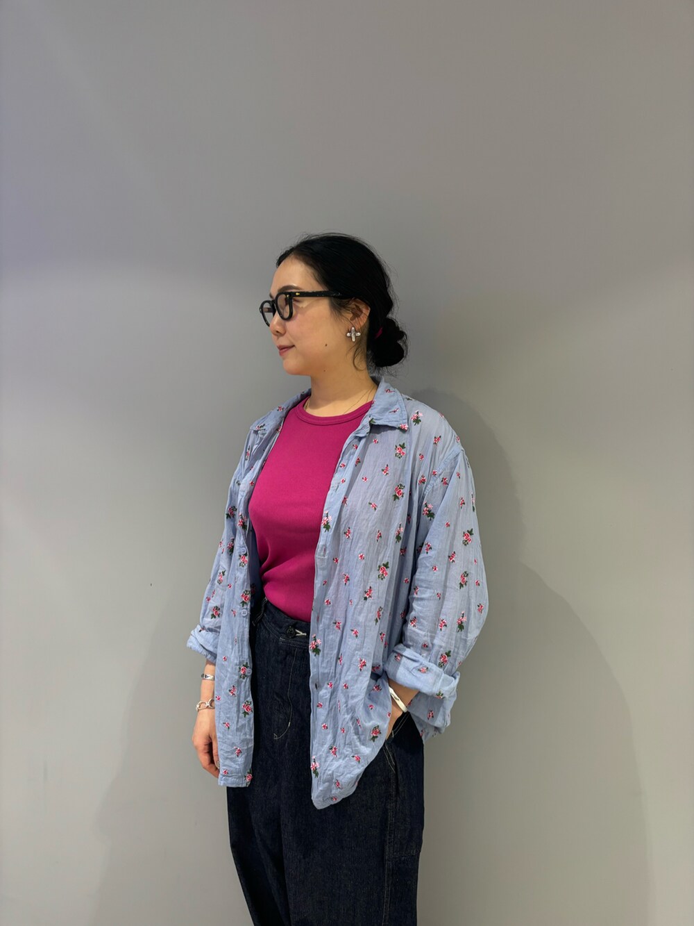 ブルー系のデニムパンツ、ブラック系のサンダルを着用したレディースの夏コーディネートの2枚目の写真