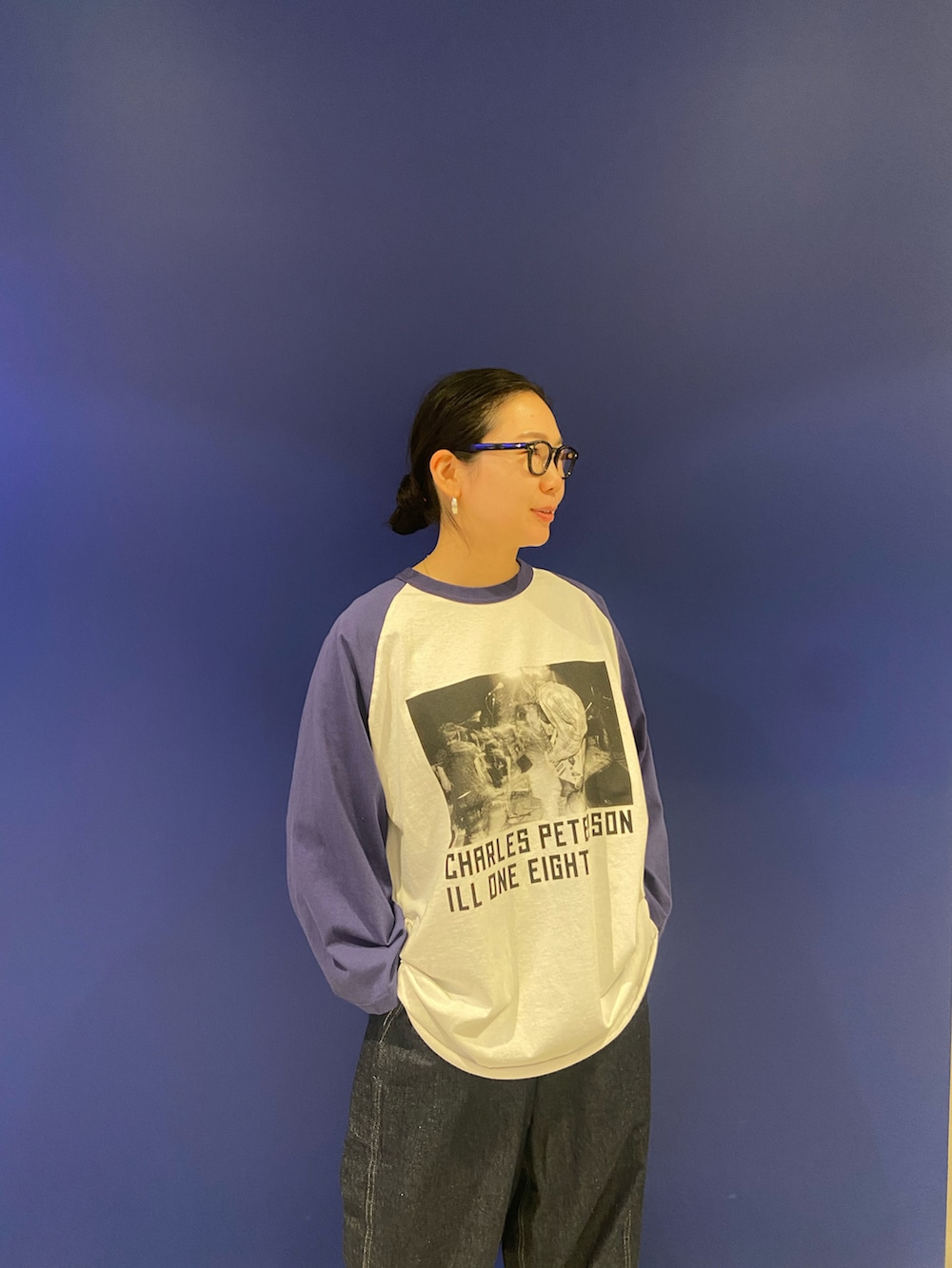 ブルー系のデニムパンツ、ベージュ系のモカシン/デッキシューズを着用したレディースの冬コーディネートの2枚目の写真