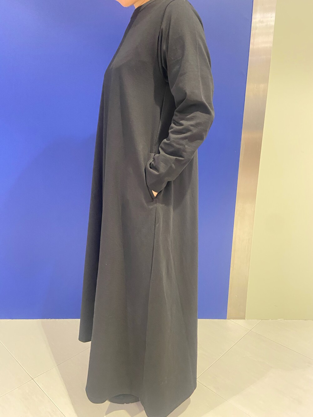 ブラック系のワンピース、ブラック系のモカシン/デッキシューズを着用したレディースの冬コーディネートの4枚目の写真