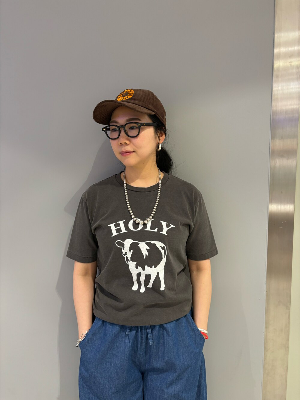 ブラック系のサンダル、ブラック系のTシャツ/カットソーを着用したレディースの夏コーディネートの3枚目の写真