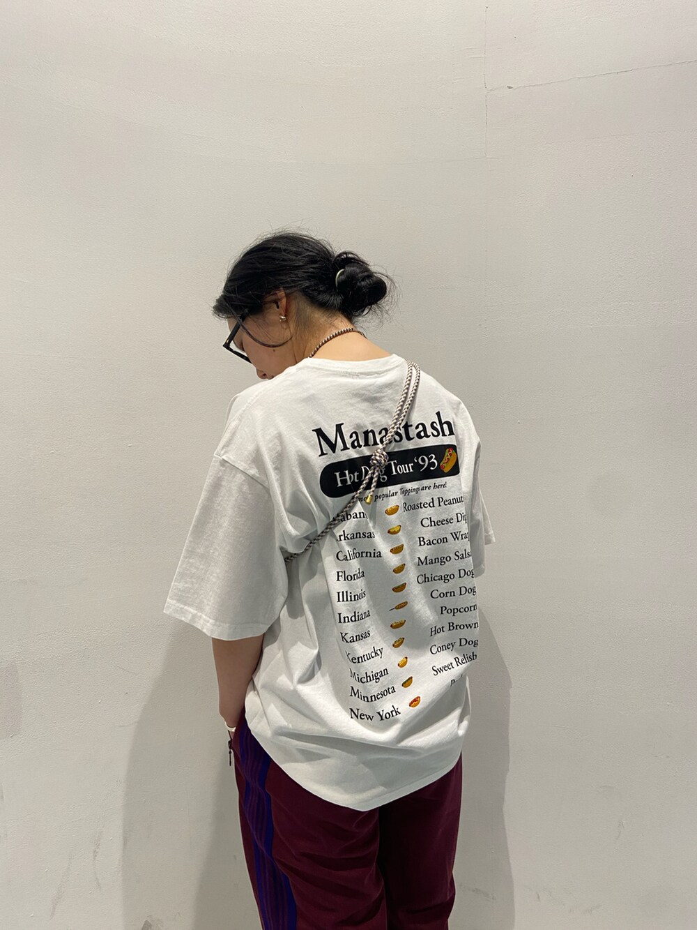 ホワイト系のTシャツ/カットソー、ベージュ系のモカシン/デッキシューズ、ベージュ系のスニーカーを着用したレディースの夏コーディネートの4枚目の写真