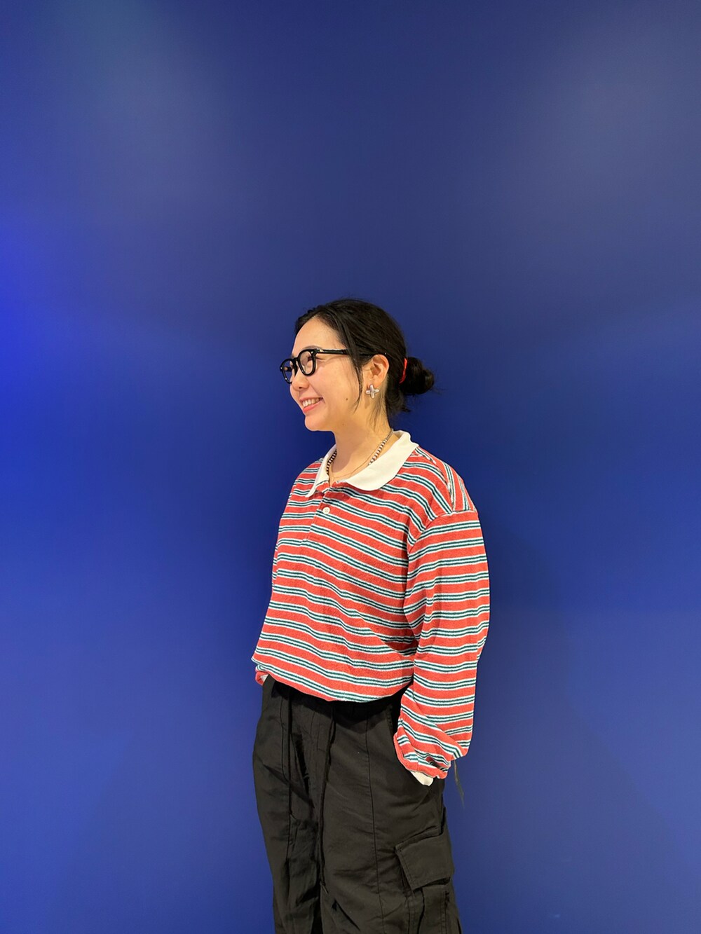 ブラック系のモカシン/デッキシューズ、レッド系のポロシャツを着用したレディースの冬コーディネートの2枚目の写真