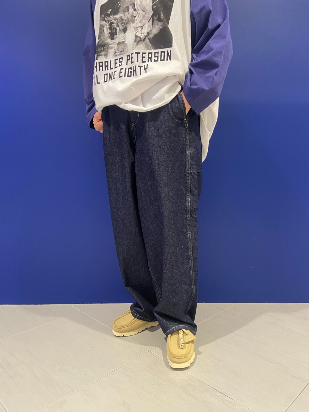 ブルー系のデニムパンツ、ベージュ系のモカシン/デッキシューズを着用したレディースの冬コーディネートの3枚目の写真