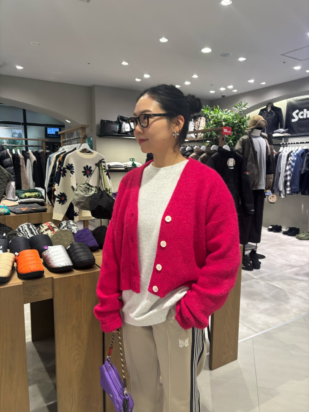 「カーディガン、BEAVER、トラックパンツ、着回しコーデ、おでかけコーデ、秋冬、秋冬コーデ、ニットコーデ、オトナ女子、BEAVER名古屋」｜「ClarksのCLARKS/クラークス WALLABEE GTX ワラビー　ゴアテックス（モカシン/デッキシューズ、ブラック系）」を使った、小林さん（レディース・155cm）の秋コーディネートの2枚目の写真