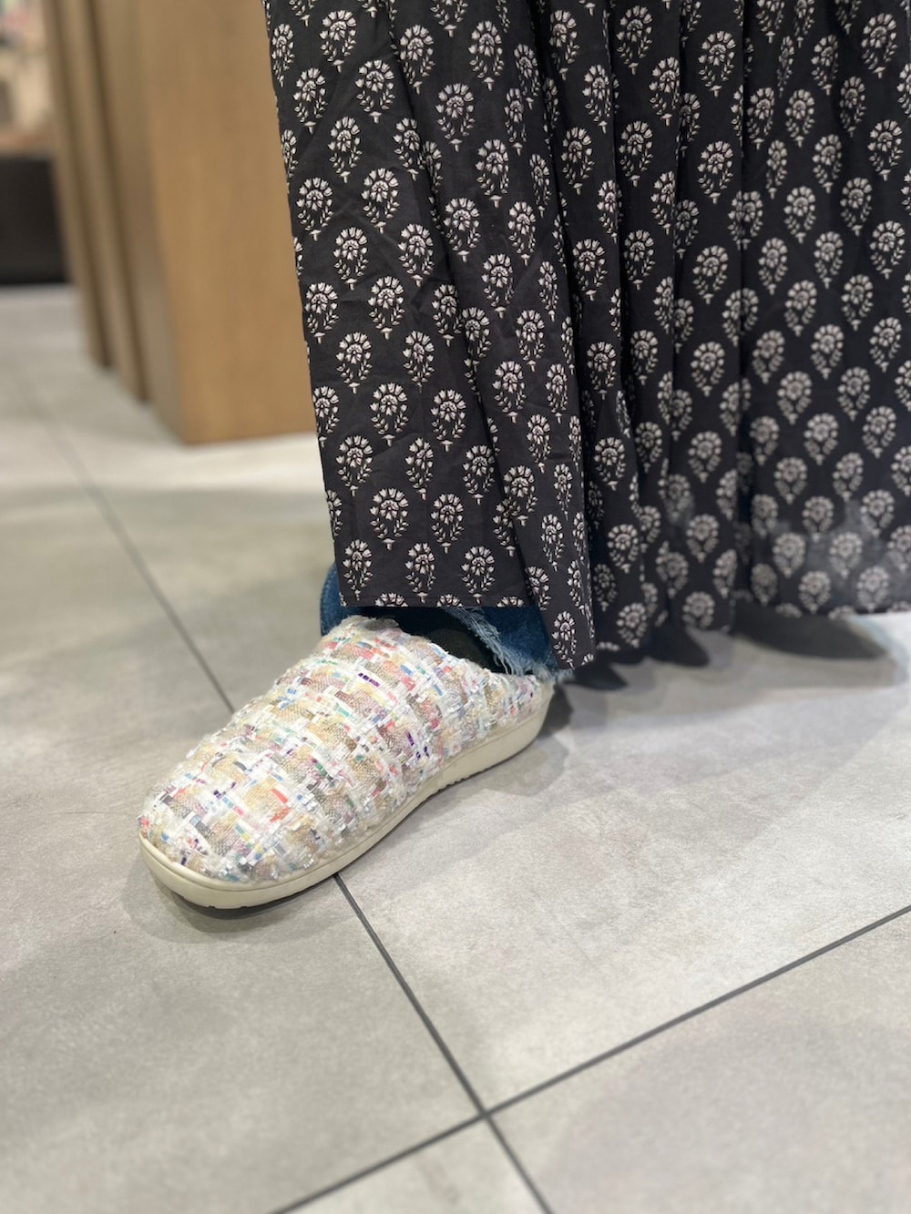「ワンピース、ダウンベスト、BEAVER、ノースフェイス、オトナカジュアル、秋冬、ヌプシ、BEAVER名古屋、SUBU、ヌプシベスト」｜「BEAVERのSUBU/スブ Tweed ツイード サンダル（シューズ、ホワイト系）」を使った、小林さん（レディース・155cm）の秋コーディネートの3枚目の写真