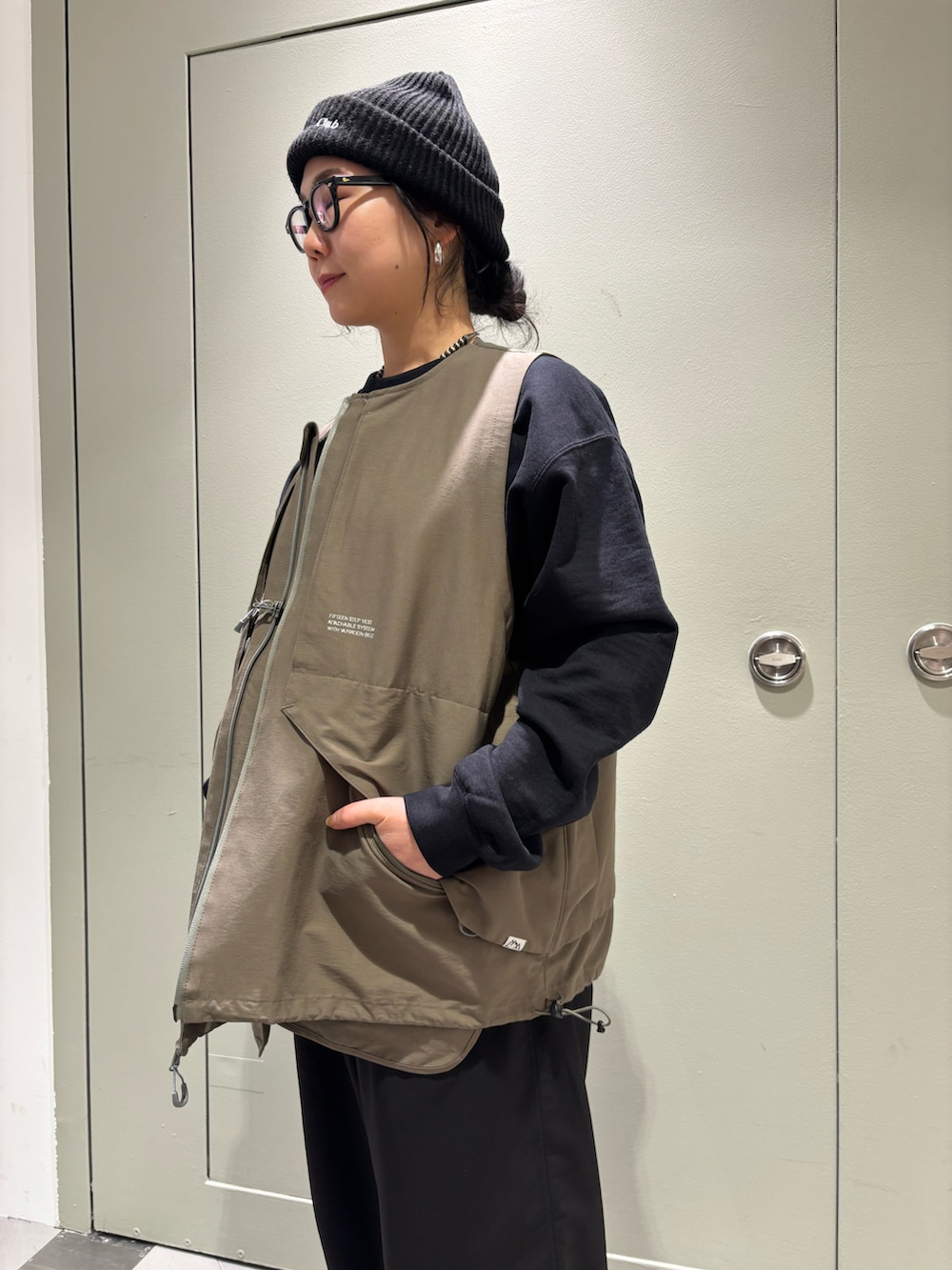 「スウェット、ビッグシルエット、ニット帽、BEAVER、ベスト、オーバーサイズ、ﾌﾞﾗｯｸﾊﾟﾝﾂ、メガネ女子、BEAVER名古屋、クリフトン」｜「HOKAのHOKA ONE ONE/ホカ オネオネ  CLIFTON L SUEDE クリフトン L スエード（スニーカー、グレー系）」を使った、小林さん（レディース・155cm）の冬コーディネートの3枚目の写真