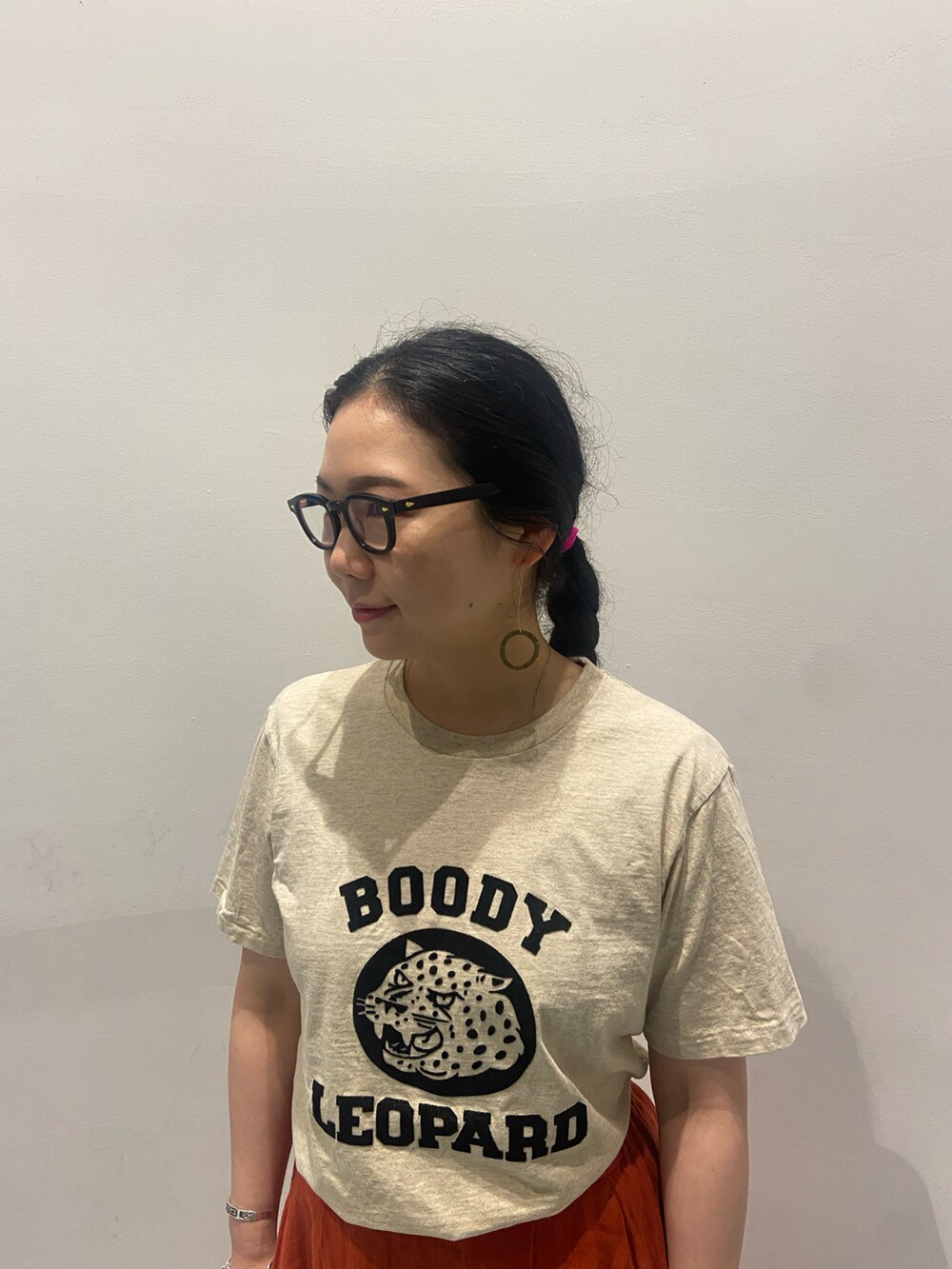 「Tシャツ、BEAVER、かごバッグ、夏コーデ、リネンスカート、ラクチンコーデ、着回しコーデ、トングサンダル、BEAVER名古屋、oofos」｜「BEAVERのB omnivore/ビーオムニボー　タックサーキュラースカート（スカート、グリーン系）」を使った、小林さん（レディース・155cm）の夏コーディネートの3枚目の写真