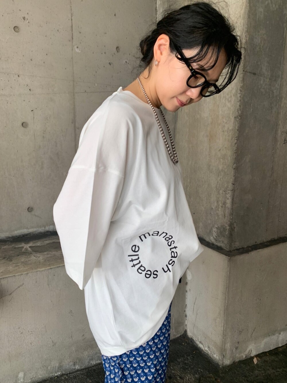 ホワイト系のTシャツ/カットソー、ホワイト系のTシャツ/カットソーを着用したレディースの夏コーディネートの2枚目の写真