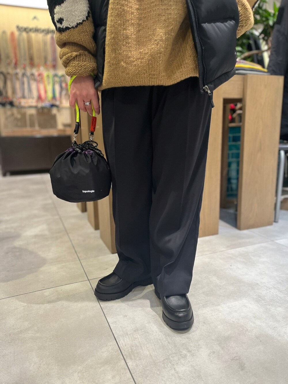 「ニット、BEAVER、ブラウン、オトナカジュアル、秋冬、秋カラー、オトナ女子、BEAVER名古屋、ベストコーデ、重ね着ベストシーズン」｜「TopologieのTopologie/トポロジー　Wares Bags Reversible Bucket リバーシブルバケット（ショルダーバッグ、パープル系）」を使った、小林さん（レディース・155cm）の秋コーディネートの3枚目の写真