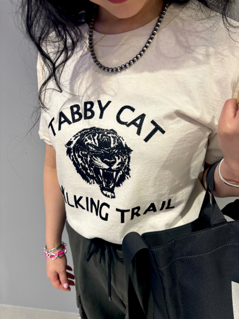 「夏、BEAVER、カーゴパンツ、オリーブ、お出かけコーデ、サンダル、夏コーデ、ボリュームパンツ、Tシャツコーデ、BEAVER名古屋」｜「MIXTAのMIXTA/ミクスタ CREW NECK TABBY CAT Tシャツ（Tシャツ/カットソー、ベージュ系）」を使った、小林さん（レディース・155cm）の夏コーディネートの2枚目の写真