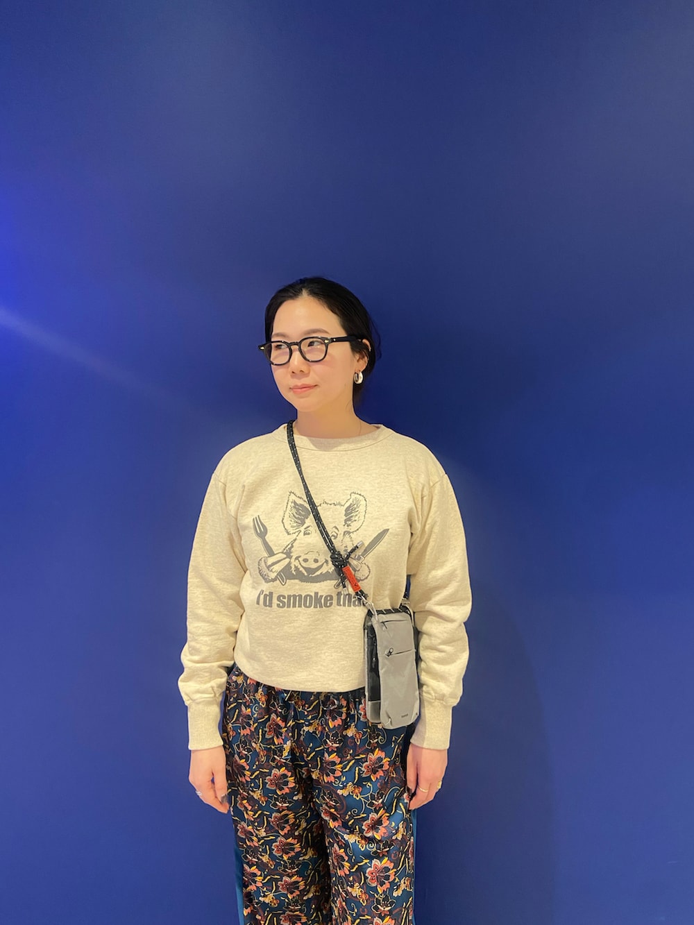 「スウェット、柄パンツ、レザーシューズ、ワイドパンツ、リラックススタイル、春先取り、カジュアルコーデ、mixta、クレマン、トポロジー」｜「BEAVERのB omnivore/ビーオムニボー　パウダーサテンプリントリラックスパンツ（その他パンツ、ブルー系）」を使った、小林さん（レディース・155cm）の冬コーディネートの4枚目の写真