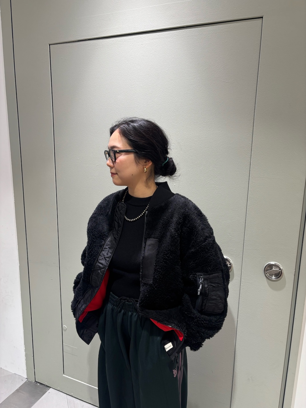 ブラック系のその他アウターを着用したレディースの秋コーディネートの2枚目の写真