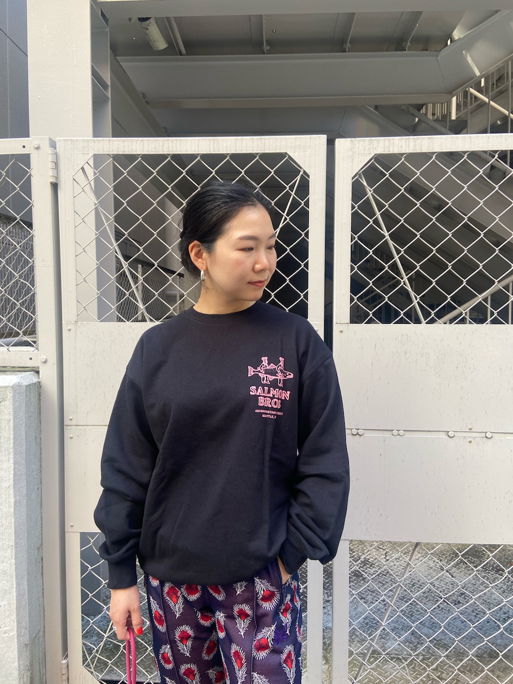 「柄パンツ、BEAVER、トラックパンツ、ニードルス、カジュアルコーデ、ニードルズ、スウェットコーデ、オトナ女子、BEAVER名古屋、トポロジー」｜「TopologieのTopologie/トポロジー　Wares Straps 8.0㎜ Wrist Strap 【ストラップ単体】（スマホグッズ、グリーン系）」を使った、小林さん（レディース・155cm）の夏コーディネートの3枚目の写真