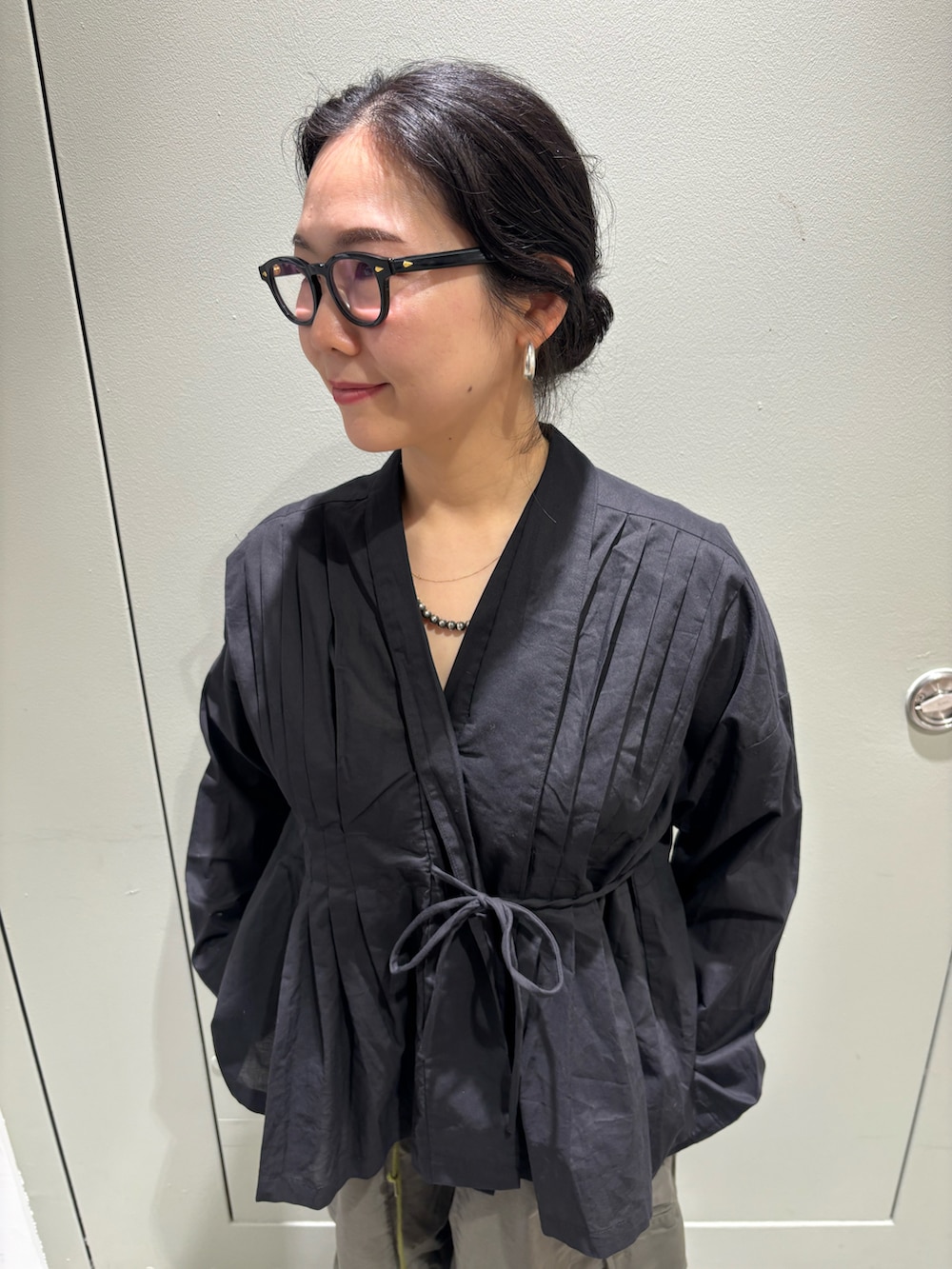 「ブラウス、BEAVER、カーゴパンツ、お出かけコーデ、春服、春コーデ、シャツコーデ、30代コーデ、BEAVER名古屋、ホカオネオネ」｜「HOKAのHOKA ONE ONE/ホカ オネオネ  CLIFTON L SUEDE クリフトン L スエード（スニーカー、グレー系）」を使った、小林さん（レディース・155cm）の春コーディネートの2枚目の写真
