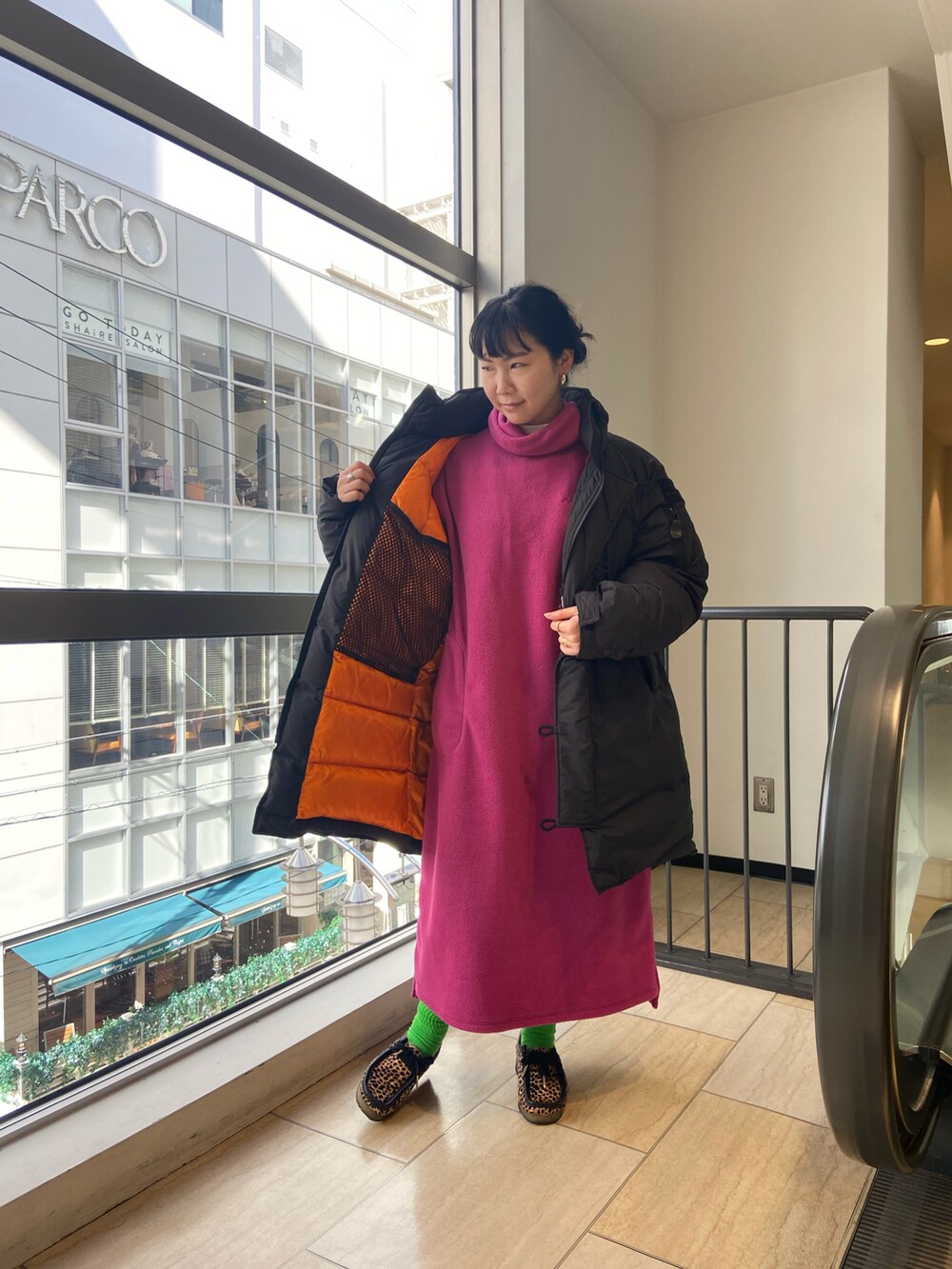「大人カジュアル、冬コーデ、アウター、モンスターパーカー、オーバーサイズ、あったかコーデ、ショートブーツ、ロングコート、ワンピース、BEAVER、BEAVER名古屋」｜「AVIREXの【AVIREX×WILD THINGS】モンスター パーカー / MONSTER PARKA / アヴィレックス / AVIREX（ダウンジャケット/コート、ブラック系）」を使った、小林さん（レディース・155cm）の冬コーディネートの2枚目の写真