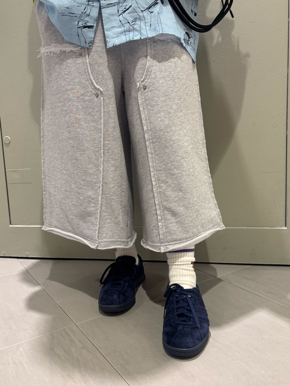 グレー系のその他パンツを着用したレディースの夏コーディネートの3枚目の写真