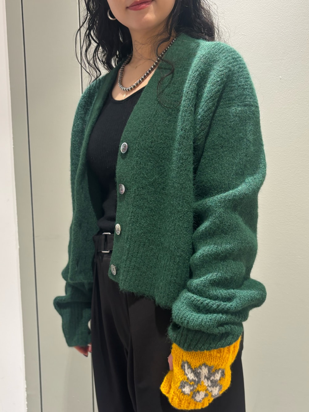 「カーディガン、BEAVER、手袋、シンプルコーデ、ワラビー、ショート丈トップス、ワラビーブーツ、冬のコーデ、オトナ女子、BEAVER名古屋」｜「ClarksのCLARKS/クラークス WALLABEE GTX ワラビー　ゴアテックス（モカシン/デッキシューズ、ブラック系）」を使った、小林さん（レディース・155cm）の冬コーディネートの2枚目の写真