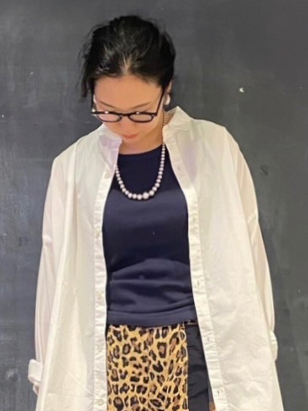 ホワイト系のシャツ/ブラウス、イエロー系のその他パンツ、ブラック系のスニーカーを着用したレディースの夏コーディネートの2枚目の写真