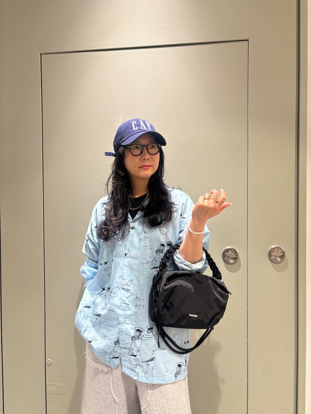 グレー系のその他パンツを着用したレディースの夏コーディネートの2枚目の写真