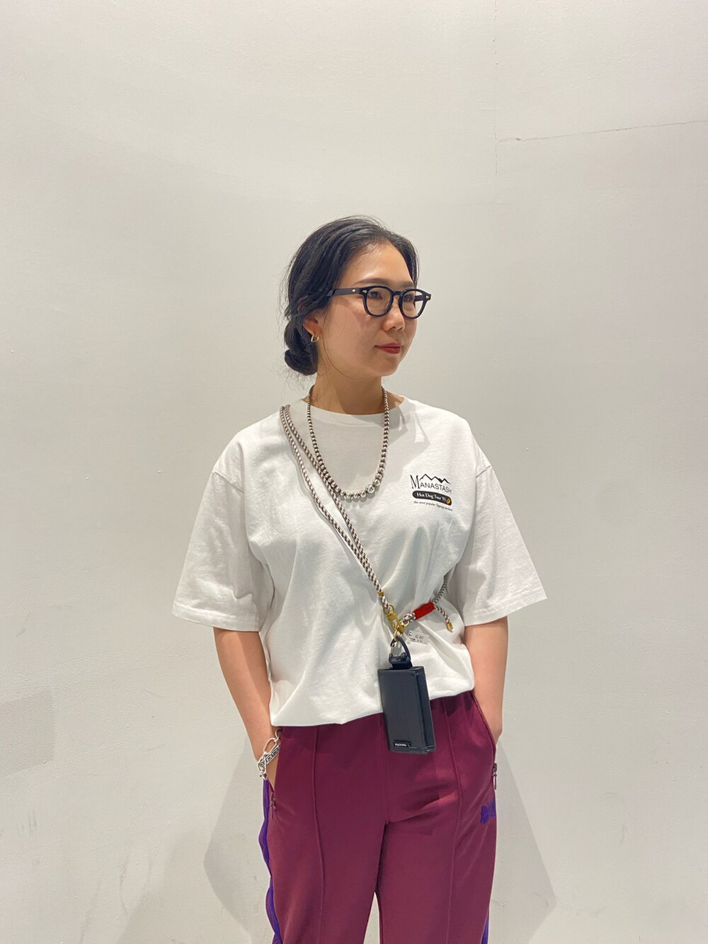 ホワイト系のTシャツ/カットソー、ベージュ系のモカシン/デッキシューズ、ベージュ系のスニーカーを着用したレディースの夏コーディネートの3枚目の写真