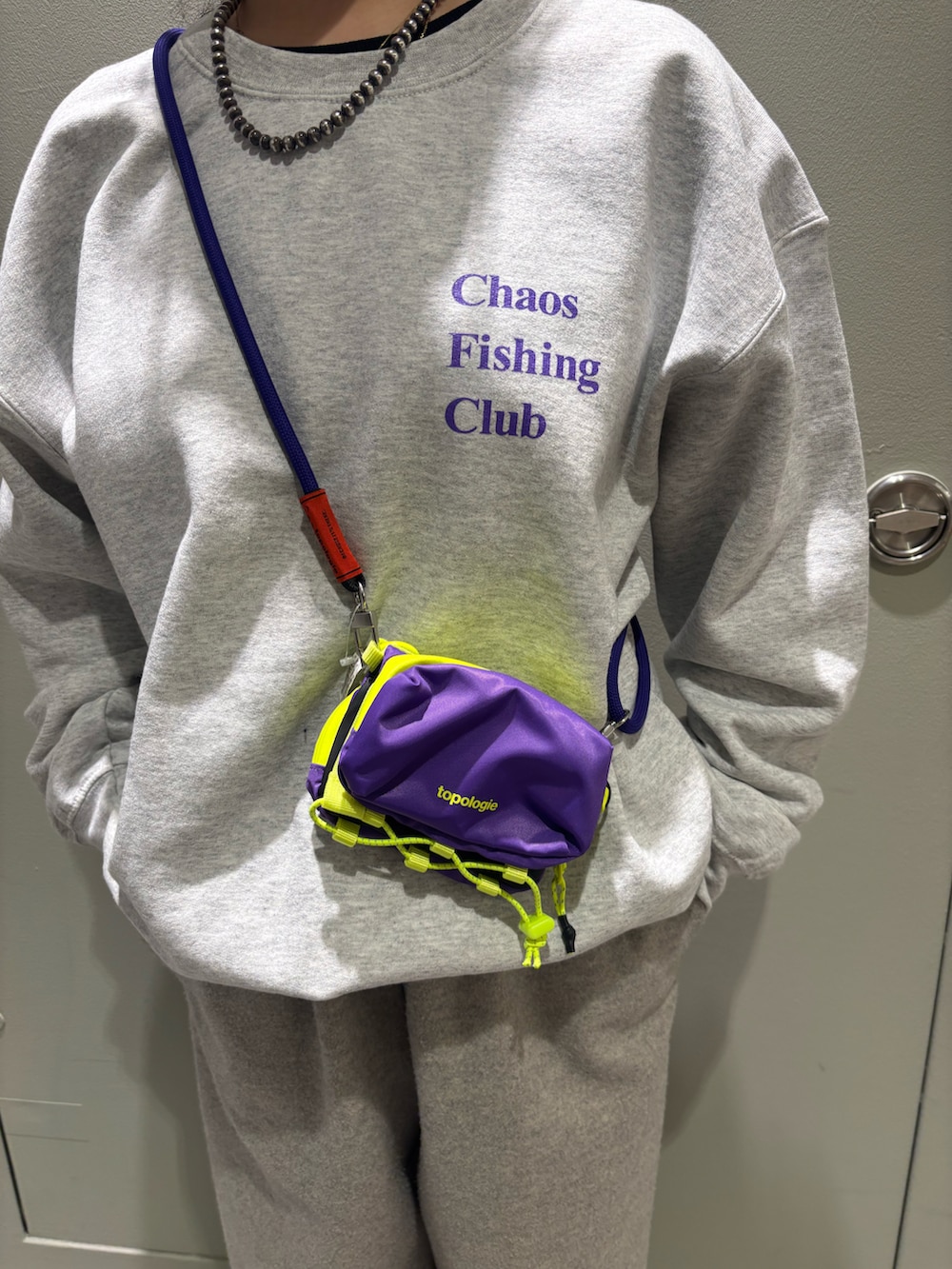「スウェットパンツ、スウェット、お出かけコーデ、冬服、グレーコーデ、シンプルスタイル、冬アウター、カオスフィッシングクラブ、SUBU、トポロジー」｜「TopologieのTopologie/トポロジー　Topologie Wares Strap 8.0mm Rope Strap 【ストラップ単体】（スマホグッズ、イエロー系）」を使った、小林さん（レディース・155cm）の冬コーディネートの3枚目の写真
