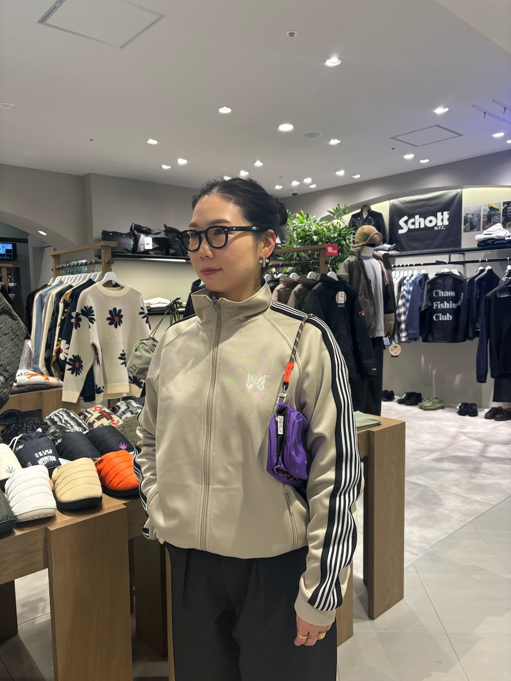 「セットアップ、BEAVER、ワイドパンツ、トラックジャケット、黒パンツ、ワラビー、おでかけコーデ、秋冬、秋冬コーデ、トポロジー」｜「TopologieのTopologie/トポロジー　Wares Straps 8.0㎜ Wrist Strap 【ストラップ単体】（スマホグッズ、レッド系）」を使った、小林さん（レディース・155cm）の秋コーディネートの3枚目の写真